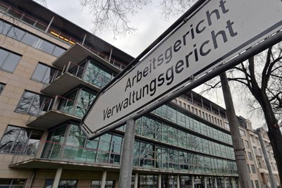 In Sachsen sollen Asylklageverfahren künftig schneller bearbeitet werden, im Bild der Justizkomplex mit Arbeitsgericht und Verwaltungsgericht in Chemnitz.