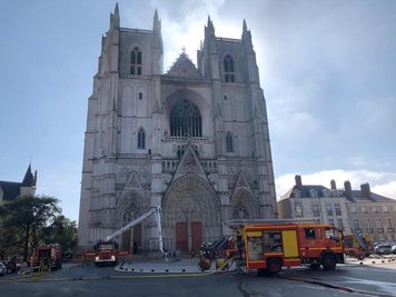             Löscharbeiten an der Kathedrale der westfranzösischen Stadt Nantes.