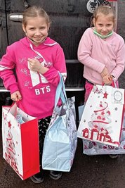 "Weihnachtsfreude" bringt seit 25 Jahren Freude ins Haus eines jeden beschenkten Kindes. Wie diese beiden Mädels freuen sich in diesen Tagen 6700 Kinder in den Unterkarpaten über Dinge, die in Deutschland alltäglich sind.