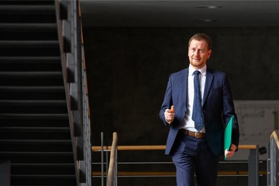 Ministerpräsident Michael Kretschmer (CDU) wird am Freitag auf Schloss Augustusburg erwartet. Thema des Abends ist die Suche nach ausländischen Fachkräften.