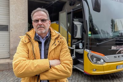 Zahlreiche Busse, Lkw, Traktoren und andere gewerbliche Fahrzeuge sollen am Dienstag zu einem Konvoi durchs Erzgebirge starten. Es ist ein Protest gegen die hohen Energie- und Kraftstoffkosten, der von Udo Burkert, dem Inhaber von Burkert-Reisen in Sehma, mitorganisiert wird.