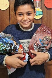 Auch dieser Junge kann sein Glück kaum fassen. 
