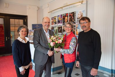Petra Voigtländer (zweite v. rechts) ist der 2000. Abonnent im König-Albert-Theater.