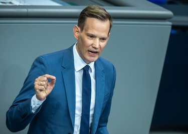 Hendrik Streeck warnt vor den Folgen von Sportwettenwerbung. (Archivbild)