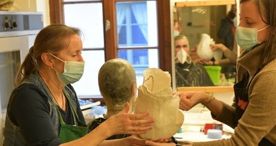 Die Maskenbildnerinnen Marion Erler und Janine Glaß (r.) nehmen den Gipsguss von Alexander Doneschs Kopf ab. Das Gipsmodell soll genutzt werden, um passgenaue Perücken für Donesch anzufertigen. 