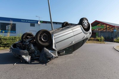Der Ford kam auf dem Dach zum Liegen.