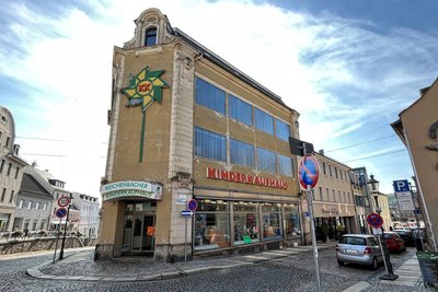An der Ecke Marktstraße/Am Graben steht das einstige Kinderkaufhaus an einer markanten Stelle der Reichenbacher Innenstadt.