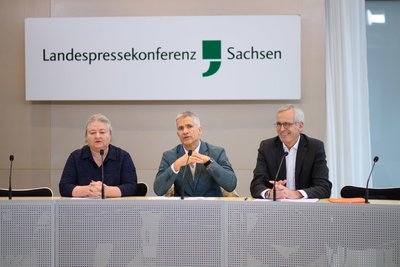 Trio zur Verkündigung der MP-Kandidatur für die Freien Wähler: Beraterin Antje Hermenau, der Landtagsabgeordnete Matthias Berger und Freie-Wähler-Landeschef Thomas Weidinger (v.l.n.r.)