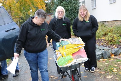 Futterspende für die Katzen: Dani Liedemann, Heike Streit und Celine Liedemann (von links) kommen mit der Schubkarre angefahren.