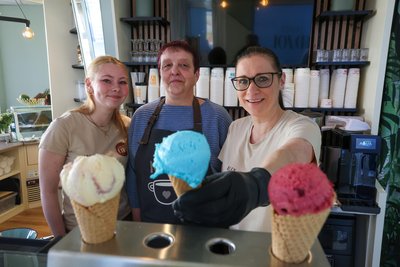 Johanna Lommatzsch, Katrin Kuniß und Alexandra Klepzig (v. l.) im neu eröffneten „Lieblingscafé“: Das Eis wird von einem Anbieter aus Berlin bezogen.