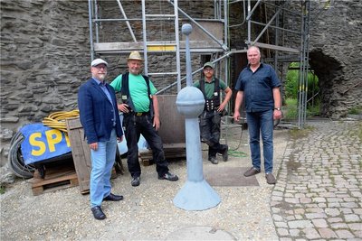 Fest verlötet wird die mit Zeitdokumenten prall gefüllte Kapsel sicher in der Turmspitze verwahrt. 
