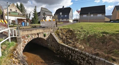 Die Natursteinbrücke am Uferweg in Oberlungwitz muss repariert werden. Doch wann das geschehen soll, ist umstritten.