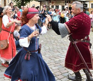 Farbenfroh gewandet und voller Lebensfreude, so präsentierte sich der Mittelaltermarkt auf dem Petriplatz. 