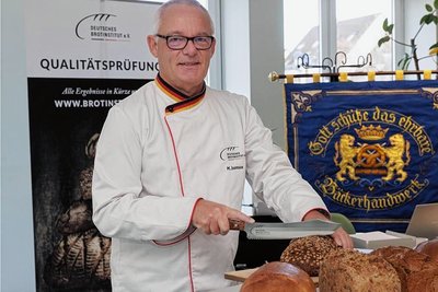Experte in Sachen Brot: Sachverständiger Michael Isensee vom Deutschen Brotinstitut testet seit vielen Jahren bereits Brote und Brötchen in ganz Deutschland - und damit auch im Erzgebirge. Seit Mittwoch ist er dafür wieder in Annaberg-Buchholz im Einsatz.
