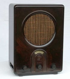Braun nicht nur von außen: Das erste Volksempfänger-Modell, der VE 301, kam vor 90 Jahren auf den Rundfunkgerätemarkt. Die erste Charge von 100.000 Stück war nach zwei Tagen verkauft.  
