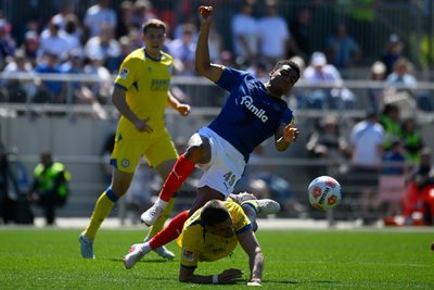 Ikem Ugoh von Holstein Kiel (M) wird von Braunschweigs Andi Hoti gestoppt. 