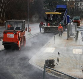 
              <p class="artikelinhalt">Am Montag wurde am Bahnhof noch asphaltiert, heab Dienstag ute schon sollen die Busse an der neuen Verknüpfungsstelle abfahren. </p>
            