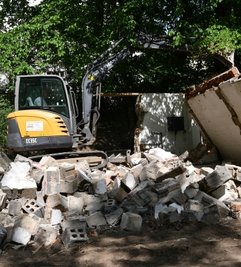 Am Schwanenteich hat der Bau von neuen Volieren begonnen. 