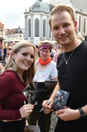 Autogrammstunde mit dem Duo Zwei wie Eins. 