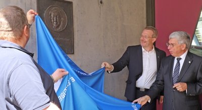 Gemeinsam mit den Söhnen Burkhard und Bertram Pohl enthüllen TU-Rektor Klaus-Dieter Barbknecht (r.) und OB Sven Krüger (2. v. r.) die Ehrentafel für Erika Pohl-Ströher am Portal der Terra mineralia. 