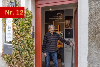 Das Haus an der Stadtmauer – nach offizieller Lesart die Turnergasse 13 – fällt auf, denn schon das Äußere erzählt viel Annaberger Stadtgeschichte. Und Hausherr Siegfried Illing weiß noch viel mehr Geschichten zu erzählen in seinem lebendigen Museum.