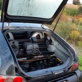 Die Feuerwehr löschte das in Brand geratene Fahrzeug an der Abfahrt Penig der A 72. 