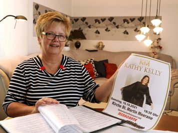 Chorvorsitzende Anita Pönisch hat mit ihren Sängern ein fast zweistündiges Programm bestehend aus 16 Titeln einstudiert. Gemeinsam mit Kathy Kelly werden sie diese am Samstag in Meerane präsentieren.