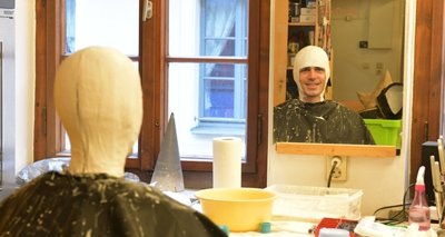 Vorbereitungen auf das Musical "Der Graf von Monte Christo", das am 12. Februar Premiere in Döbeln hat. Von Sänger Alexander Donesch wurde in dieser Woche mit Gipsbinden ein Schädelabdruck gefertigt.