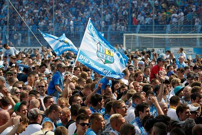 Fast 13.000 sahen das 1:0 des CFC gegen RB Leipzig - und stürmten nach dem Schlusspfiff die Spielfläche.