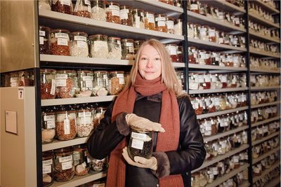 Kerstin Neumann vor Regal 7 in der Kältekammer des Instituts für Pflanzengenetik und Kulturpflanzenforschung in Gatersleben. 8300 verschiedene Bohnensorten lagern in der dortigen Genbank.