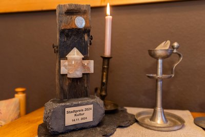 Holzbildhauer Ronny Tschierske hat einen ganz individuellen Stadtpreis für Siegfried Illing geschaffen. Den hat der 88-Jährige in diesem Jahr in der Kategorie Kultur erhalten.
