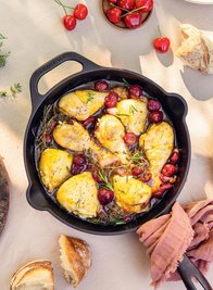 Das Rezept zum Gericht "Hähnchen in Balsamico-Kirsch-Soße" stammt aus dem Kochbuch "Rezepte aus dem Cottage Garden" von Annalena Bokmeier. 