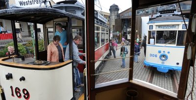 
              <p class="artikelinhalt">Besucher des Straßenbahnfestes konnten am Wochenende auch im historischen Triebwagen 169 aus dem Jahr 1919 mitfahren. </p>
            