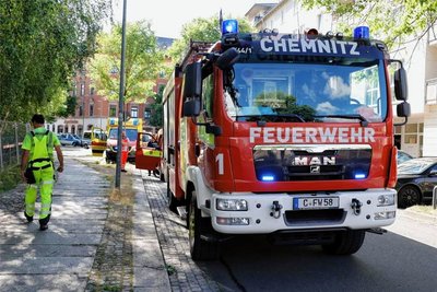 Aus bislang unbekannter Ursache ist Unrat in Brand geraten.