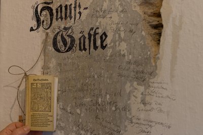 Das Gästebuch ist voll. Also lässt Siegfried Illing seine Besucherinnen und Besucher ihre Botschaften jetzt einfach an die Stadtmauer schreiben.