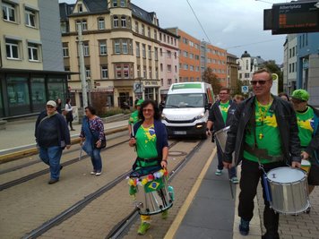 Die bunte Demo in Plauen ist eingetrommelt - mit einer Trommelgruppe aus Hof.
