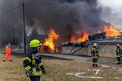Die Scheune (links) sowie eine Finnhütte wurden innerhalb kurzer Zeit ein kompletter Raub der Flammen, die angrenzende Doppelgarage (rechts) wurde ebenfalls schwer beschädigt. 
