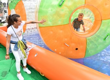 Jenny Walther und Sohn Kjell aus Freiberg nutzten die Spiel- und Spaßmöglichkeiten auf dem Bergstadtfest.