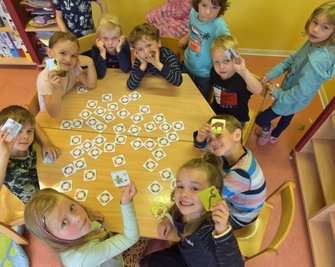 Kinder der Freiberger Kita Pusteblume haben erfolgreich an einem bundesweiten Wettbewerb des Naturschutzbundes teilgenommen. Spielsachen wie ein Memory gehören zu den Preisen, die jetzt in der Einrichtung eingetroffen sind. 