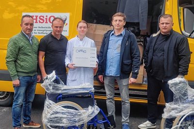 Pfarrer Peter Szeghljánik (zweiter von links) brachte Hilfsgüter in eine Klinik im umkämpften Landesosten.