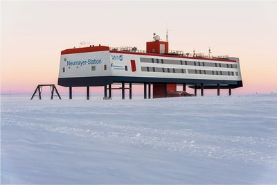 Die deutsche Antarktisforschungsstation. Sie ist (siehe Grafik oben) 14.465 Kilometer von Zwönitz entfernt. 