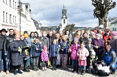 Gäste auf dem Tulpenmarkt waren Flüchtlinge aus der Ukraine, die in Bad Brambach, Markneukirchen und Adorf Aufnahme gefunden haben. Helfer aus der Region hießen die Menschen willkommen. 