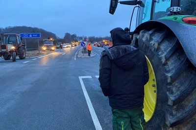 „Ich habe Zukunftsängste.“ Ein junger Landwirt steht zu den Bauernprotesten nahe der Auffahrt zur A72 Plauen-Ost.