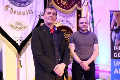 Alexander Schröter (l.), Betriebsleiter von Sülzle Stahl in Ehrenfriedersdorf, und sein frisch gebackener Geselle Jakob Lorenz erhielten beide eine Auszeichnung.