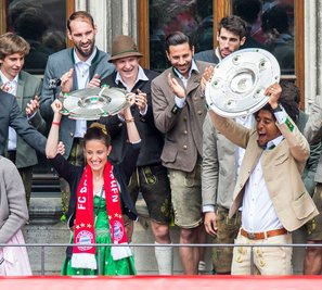 Dante (r) feierte gerne Titel mit dem FC Bayern. (Archivbild)