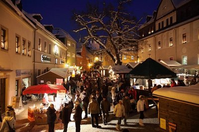 Ein Bild aus Vor-Corona-Zeiten: Der Schwarzenberger Weihnachtsmarkt gilt als Besuchermagnet. Dieses Jahr soll er wieder stattfinden. 