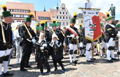 Traditioneller und emotionaler Höhepunkt am Sonntag war die Bergparade, an der rund 900 Menschen aus Sachsen, anderen Bundesländern sowie Polen und Tschechien teilnahmen.