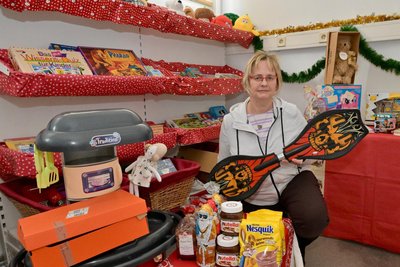 Silke Vogel, Mitarbeiterin der Awo-Begegnungsstätte und Tafel in Schneeberg, im „Weihnachtszimmer". Foto Ralf Wendland