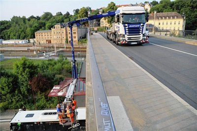 Die Bahnhofsbrücke wurde am Dienstag überprüft. In diesem Zeitraum war die die Straße einseitig gesperrt.