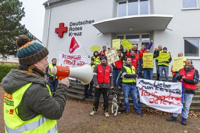 André Urmann von Verdi und 16 DRK-Mitarbeiter haben sich am Mittwoch vor der Geschäftsstelle des Deutschen Roten Kreuzes in Stollberg zum Streik versammelt.
